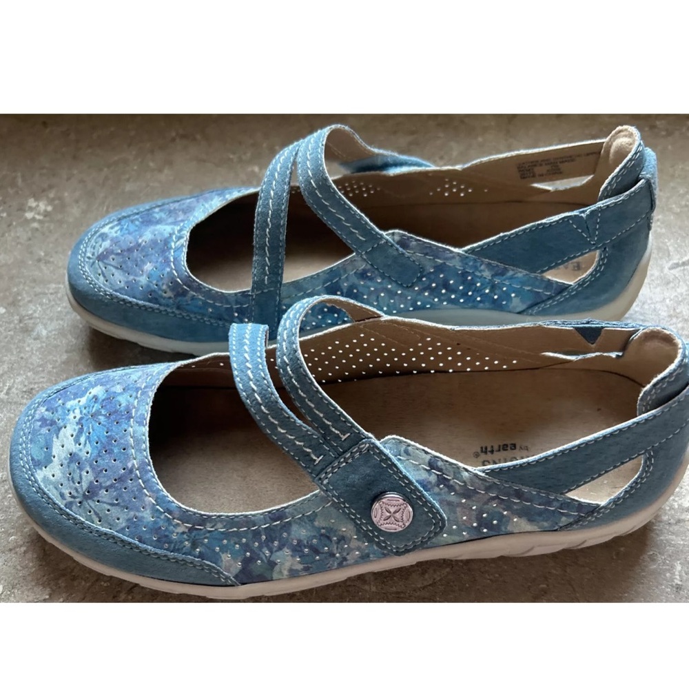 Earth Origins Blue Floral Mary Jane Flats. Size 9 1/2